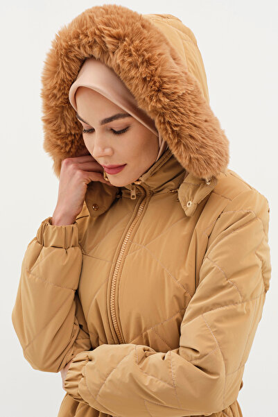 Tuğba Yırtmaç Detaylı Kapüşonlu Kapitone Manto - Camel