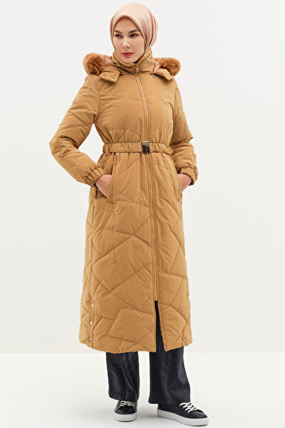 Tuğba Yırtmaç Detaylı Kapüşonlu Kapitone Manto - Camel