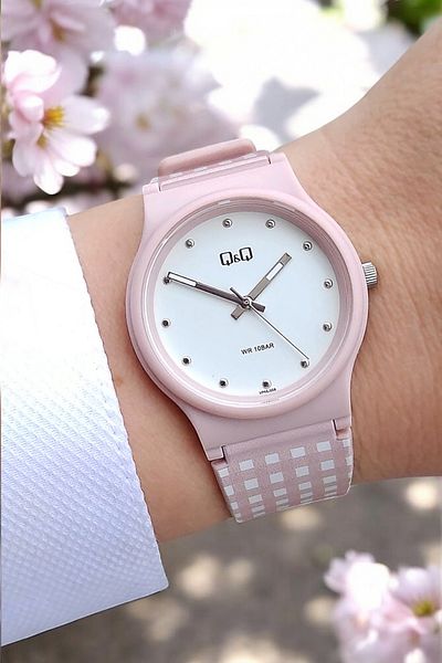 Q&Q 10 Atm Waterproof Pink Girl's Wristwatch with Silicone Strap