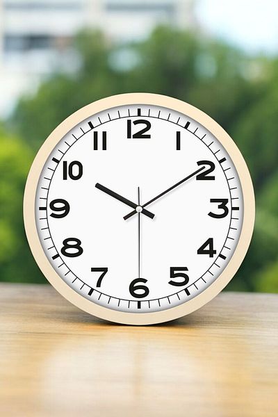 KaktüsKedi 31 cm Real Glass Flowing Seconds Wall Clock Beige