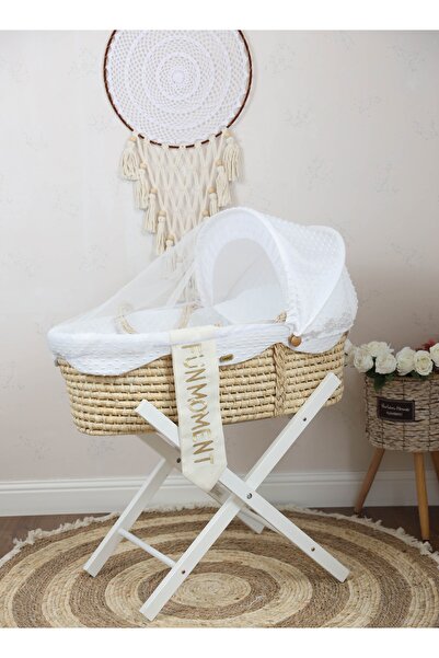 Fun Moment مهد سلة موسى مع حامل خشبي قابل للطي باللون الأبيض