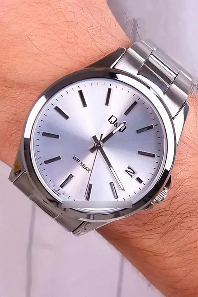 Q&Q Men's Watch with Silver Steel Band Calendar