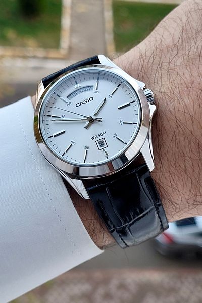 Casio ساعة يد رجالية باللون الأسود مع قرص فضي