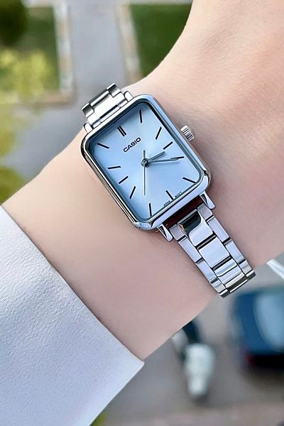 Casio ساعة يد نسائية باللون الفضي باللون الأزرق