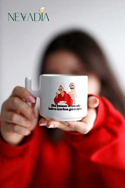 NevaDia Kaosun Ortasında Bizi Kahve İçerken görmüşler Yazılı Kupa Fincan, Ark...