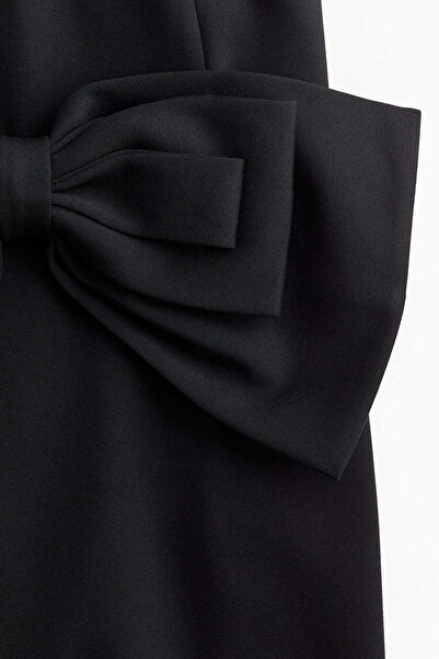 H&M فستان بحمالات وتفاصيل فيونكة