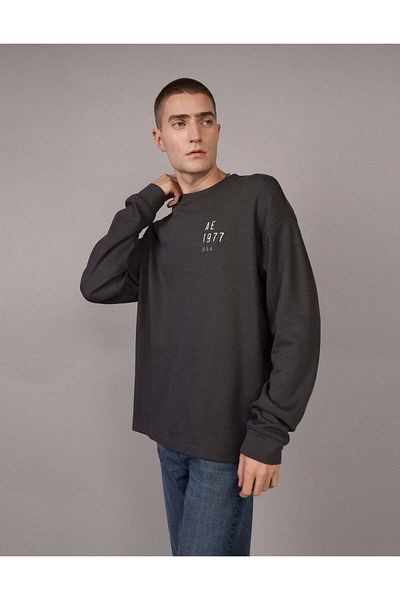 AMERICAN EAGLE تي شيرت حراري كبير الحجم بأكمام طويلة وشعار بارز من AE