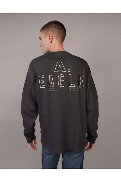 AMERICAN EAGLE تي شيرت حراري كبير الحجم بأكمام طويلة وشعار بارز من AE