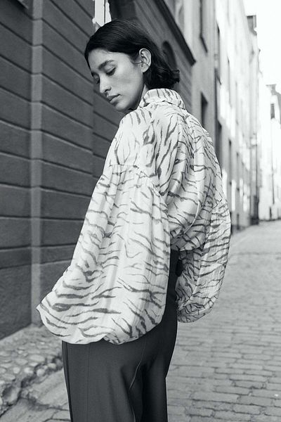 H&M Patterned tie-neck blouse