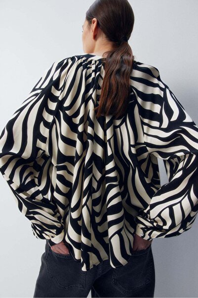 H&M Balloon-sleeved blouse