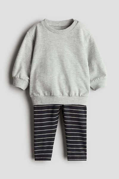 H&M طقم من قطعتين: سويت شيرت وبنطال ضيق