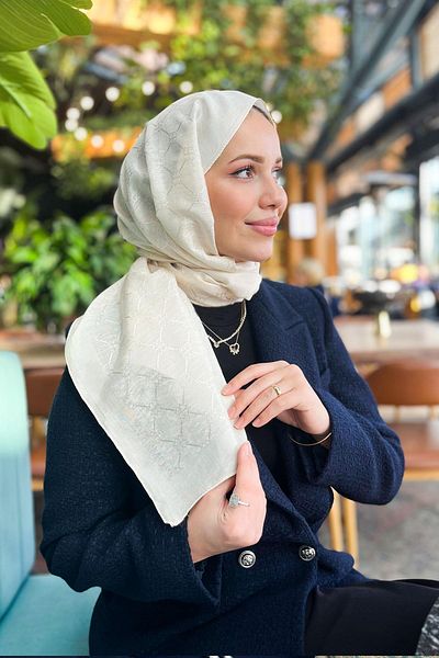 EVERMORE Ev14 Model Clover Shawl - Ecru