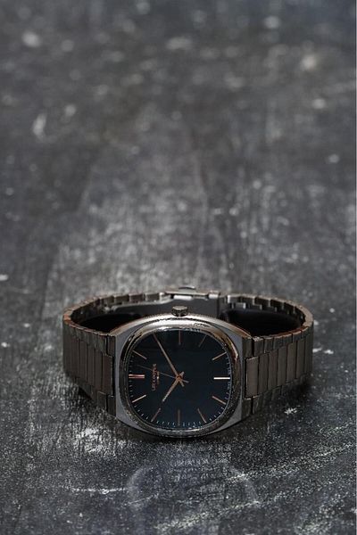 Lee Cooper LC07939 كم نسائي بتصميم ريترو مربع الشكل مقاوم للماء 3 ATM مع خيارات ألوان مختلفة