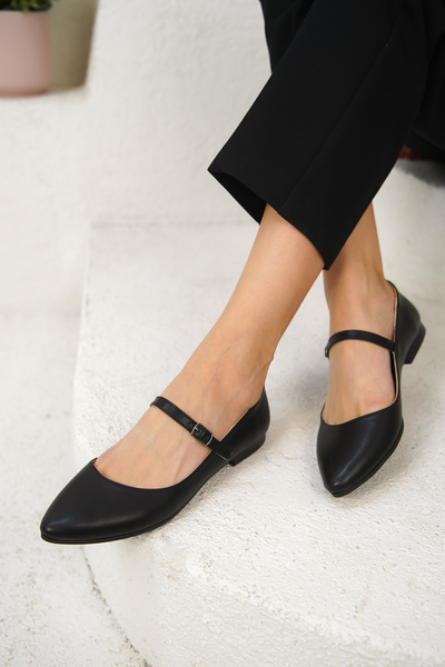 Diardi Women's Black Pointed Toe Ballerinas