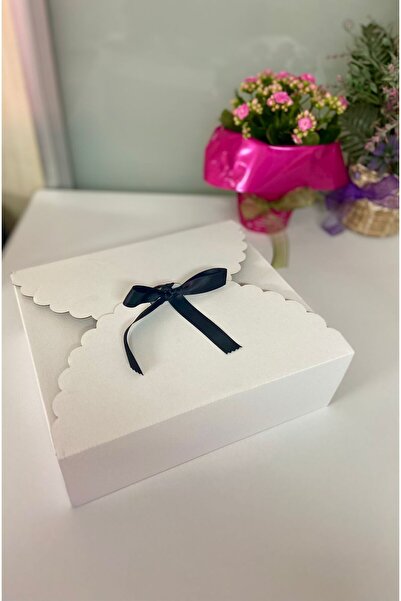 NRS BEYAZ HEDİYELİK KUTU SİYAH KURDALELİ KUTU