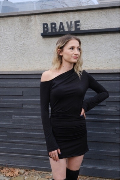 Stile Bella فستان نسائي رملي مكشوف الكتفين