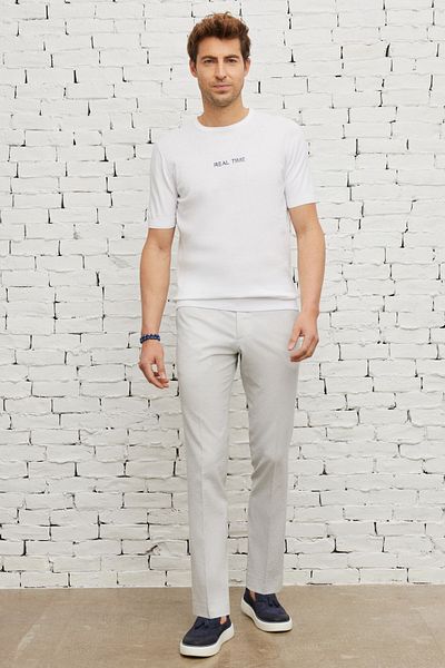 AC&Co / Altınyıldız Classics Weißes, bedrucktes Strick-T-Shirt aus 100 % Baumwolle mit normaler Passform und Rundhalsausschnitt für Herren