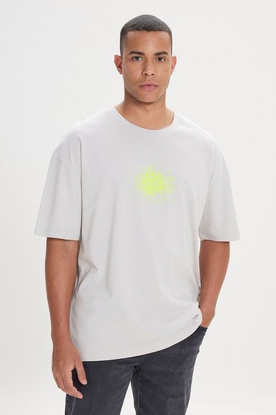 AC&Co / Altınyıldız Classics Graues, locker geschnittenes, weit geschnittenes, graues T-Shirt mit Rundhalsausschnitt aus 100 % Baumwolle auf der Rückseite