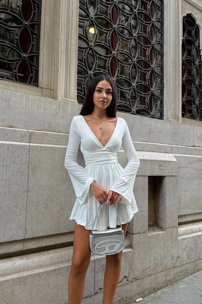 TrendyFashion Γυναικείο λευκό φόρεμα με V λαιμόκοψη με σορτς