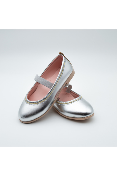Arçın Shoes Gümüş Parlak Kız Çocuk Babet – Zarafetin ve Şıklığın Işıltılı Adımları