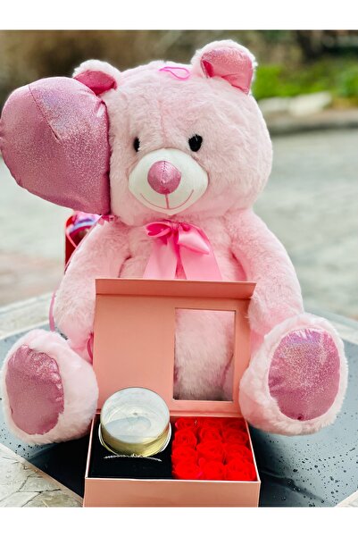 Pembe balonlu peluş ayıcık. İstiridye inci kolye