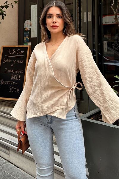 Juuuj Γυναικεία μπλούζα με μπεζ διπλό γιακά, σταυρωτά δεμένα, μανίκια με φλάρε, φαρδιά μουσελίνα