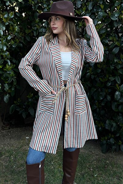 Juuuj Damă cu dungi roșii și ecru, curea din frânghie de paie, două buzunare, jachetă lungă de in