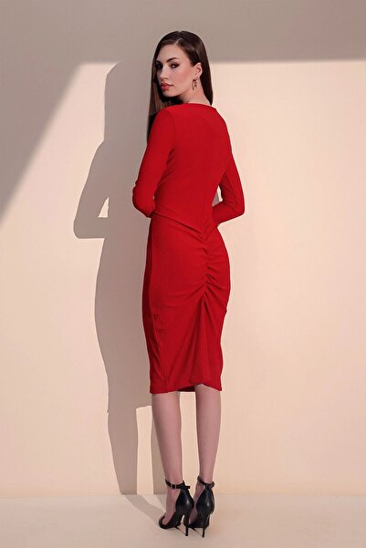 Juuuj Kadın Kırmızı Uzun Kol Kaliteli Kendinden Dokulu Kumaş Arkası Büzgülü Diz Altı Elbise