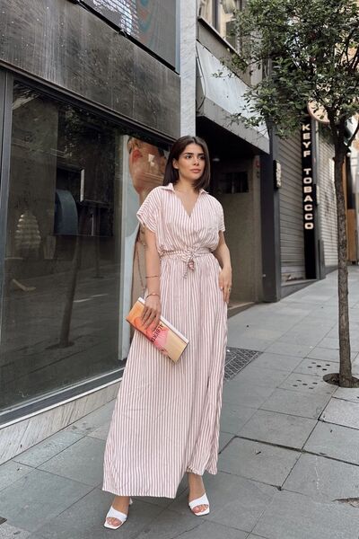 Juuuj Dusty Rose διπλό γιακά πόλο, κοντό μανίκι, ριγέ καλοκαιρινό ύφασμα, σκίσιμο, ζώνη, μάξι μακρύ φόρεμα