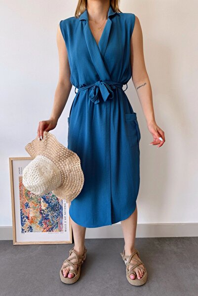 Juuuj Жіноча сукня Indigo з товстими бретелями, круазе-комірцем, рівним візерунком, аеробін-розрізом, поясом і середньою довжиною.