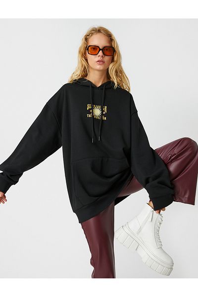 Koton Übergroßes Sweatshirt mit bedruckter Kapuze, Taschendetail und Fleece-Innenseite