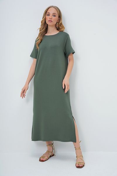 Trend Alaçatı Stili Khakifarbenes Damen-Strickkleid mit Rundhalsausschnitt und kurzen Ärmeln und Schlitz ALC-X13571