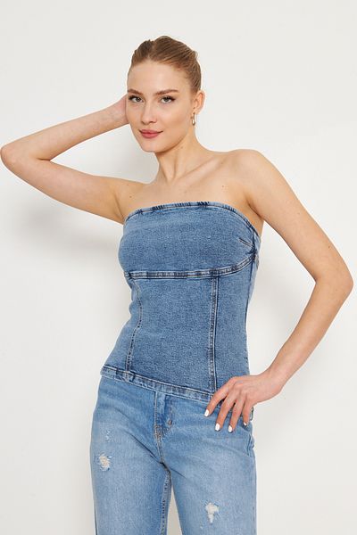 Trendyol Collection Blaue asymmetrische Jeansbluse mit trägerlosem Ausschnitt TWOSS25BZ00066