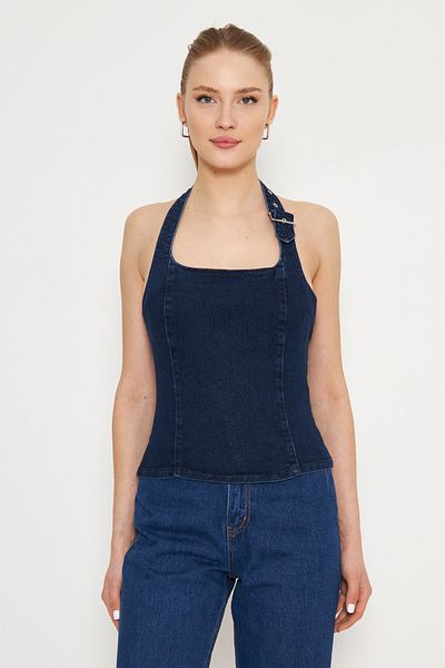 Trendyol Collection Dunkelblaue Jeansbluse mit Gürtelschnalle und Neckholder-Ausschnitt TWOSS25BZ00065