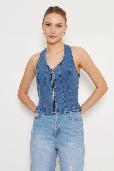 Trendyol Collection Hellblaue Neckholder-Jeansbluse mit Reißverschluss – TWOSS25BZ00068