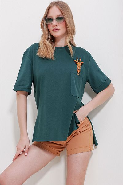 Trend Alaçatı Stili Marineblaues Oversize-T-Shirt für Damen mit Rundhalsausschnitt, einer Tasche, Stickerei, zwei Ärmeln und Laserschnitt ALC-X8475