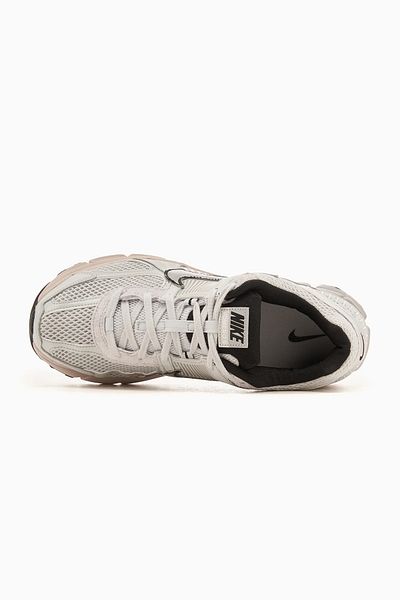Nike Nike Zoom Vomero 5
Reines Platin – Zapatillas