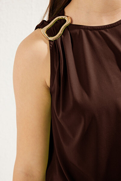 Trendyol Collection Pružná hnědá pletená halenka – přiléhající na tělo s detaily příslušenství Twoss25Bz00043