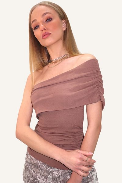 Trend Alaçatı Stili Braune weiche Bluse mit Madonna-Ausschnitt – drapierte Taille ALC-X13468