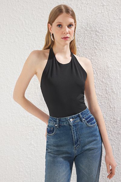 Trendyol Collection Schwarzer, tief ausgeschnittener, gestrickter Body mit Neckholder und Schleifendetail TWOSS25BD00004