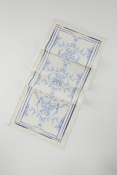 Kolekcia Trendyol Bielo-modrý vzorovaný bežec 40x140cm TPHSS25RUN00007