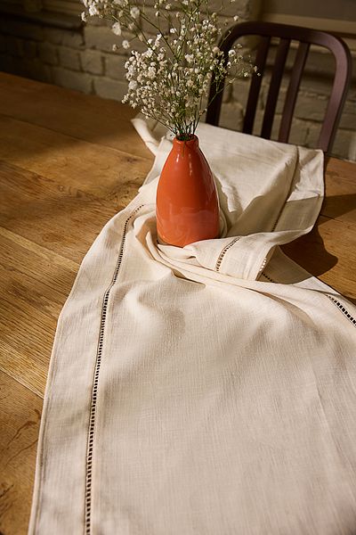 Trendyol Collection Baumwoll-Leinen-Läufer mit gesticktem Rand, 40 x 140 cm – TPHSS25RUN00000