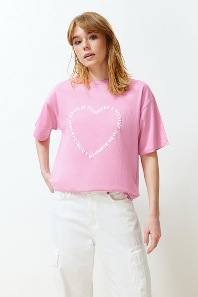 Trendyol Collection Rosa, 100 % Baumwolle, mit Herz-Slogan-Aufdruck, übergroßes, bequem geschnittenes Strick-T-Shirt TWOSS24TS00139
