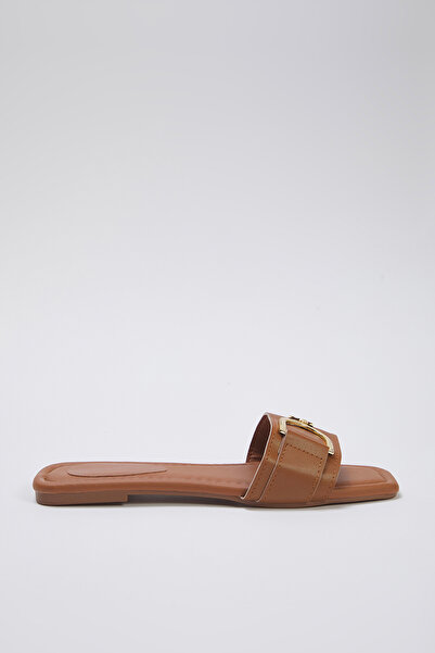 TRENDYOL SHOES Taba Metal Accessory Szczegółowe Damskie Kapcie TAKSS25TE00015