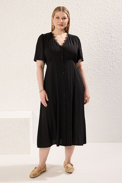 Trendyol Curve Schwarzes, kurzärmliges, geknöpftes, gewebtes Midikleid in Übergröße mit Spitzenkragen