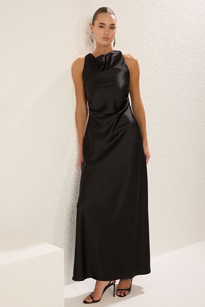 Trendyol Collection Schwarzes, körperbetontes, gewebtes Maxi-Abend- und Heimkehrkleid aus Satin TPRSS25AE00066