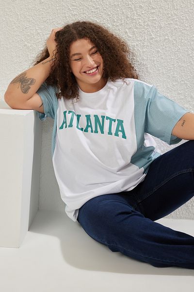 Trendyol Curve Grünes, übergroßes Popeline-T-Shirt aus Baumwolle mit detailliertem Slogan-Print – TBBSS24BF00017