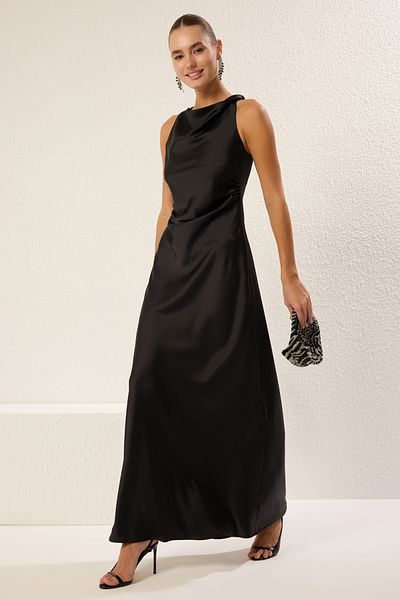 Trendyol Collection Schwarzes, körperbetontes, gewebtes Maxi-Abend- und Heimkehrkleid aus Satin TPRSS25AE00066