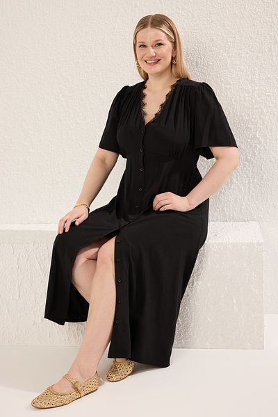Trendyol Curve Schwarzes, kurzärmliges, geknöpftes, gewebtes Midikleid in Übergröße mit Spitzenkragen