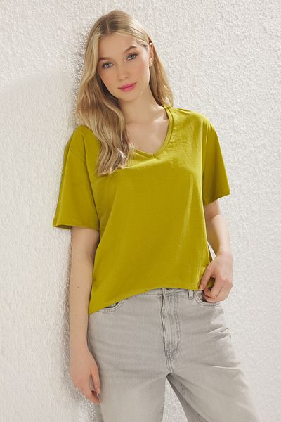 Trendyol Collection Ölgrünes Oversize-T-Shirt aus 100 % Baumwolle mit V-Ausschnitt – TWOSS23TS00003